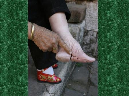 Voici son pieds lorsqu'elle enleve ses chaussures!