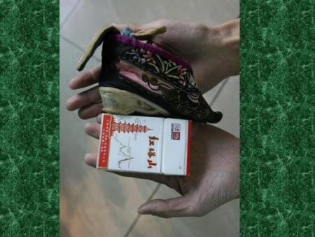 Ses chaussures sont aussi petites qu' une boite de cigarettes!!