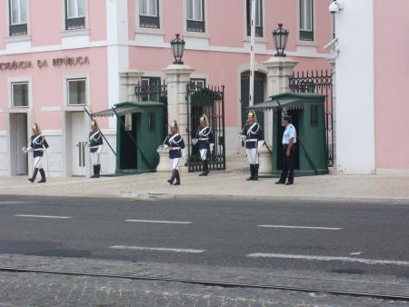 CHANGEMENT DE LA GARDE A LA RESIDENCE DU PRESIDENT DE LA REPUBLIQUE AU PORTUGAL. ( A LISBONNE )