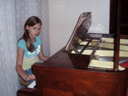 Ma fille au piano chez son parrain.