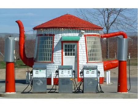 MIGNONNE PETITE STATION D' ESSENCE 